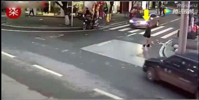 Wanita Ini Hamburkan Uang di Jalanan