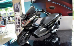 Wow.. Delapan Konsumen Honda yang Beli Vario Dapat PCX