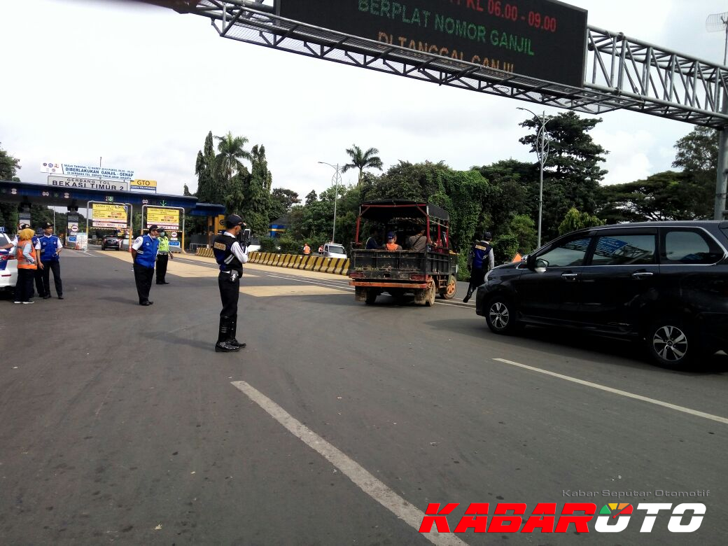 Hari Kedua Ganjil Genap Jumlah Kendaraan di Tol Jakarta-Cikampek Menurun
