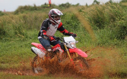 Mau Kendarai Motor Trail di Jalur Off-Road, Siapkan Perlengkapan Ini agar Aman