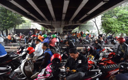 Catat, Pengendara Motor Berteduh di Bawah Jembatan Bisa Dihukum Penjara