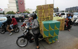 Begini Cara Membawa Barang di Motor Agar Aman 