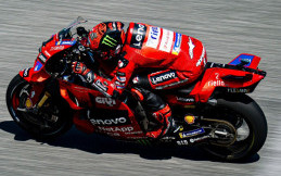 Bos Ducati Ingatkan Pembalap Lain Jangan Ganggu Persaingan Francesco Bagnaia dan Jorge Martin