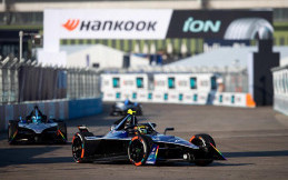 Aksi Manuver Saling Salip Antar Pembalap Disuguhkan di Formula E Jerman