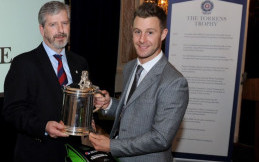 Jonathan Rea Raih Penghargaan Torrens Trophy