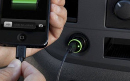 Jangan Asal Colok Kabel Smartphone di Mobil Rental