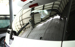 Jangan Asal Bersihkan Kaca Kendaraan, Simak Cara yang Benar