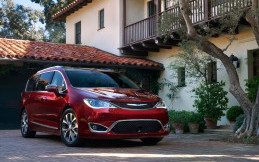 Chrysler Tarik 160 Ribu Unit Minivan Pacifica