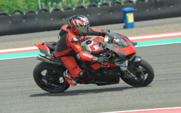 Bak Pembalap Profesional, Papa Blar Geber Ducati Panigale V4R di Sirkuit Mandalika