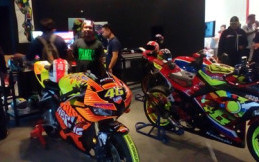 Ronita Digital Printing Kembangkan Jasa Painting Motor Sport dan Helm Replika