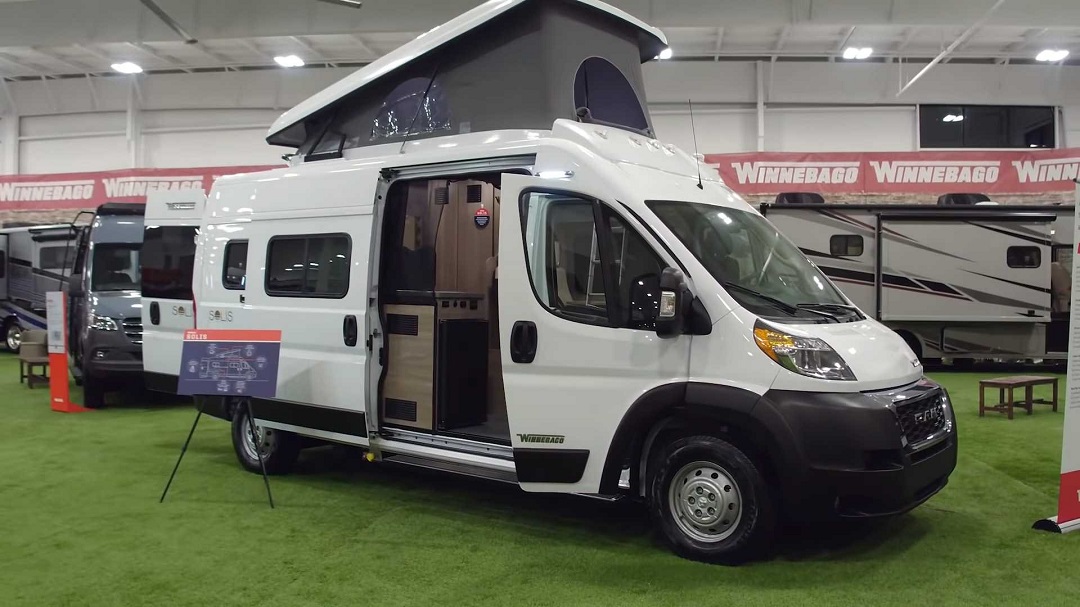 Winnebago Perkenalkan Solis sebagai Campervan Pertama dengan Atap Pop-Top