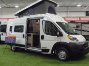 Winnebago Perkenalkan Solis sebagai Campervan Pertama dengan Atap Pop-Top