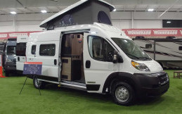 Winnebago Perkenalkan Solis sebagai Campervan Pertama dengan Atap Pop-Top