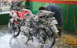 Berbagai Dampak Buruk Cuci Motor dalam Kondisi Mesin Panas