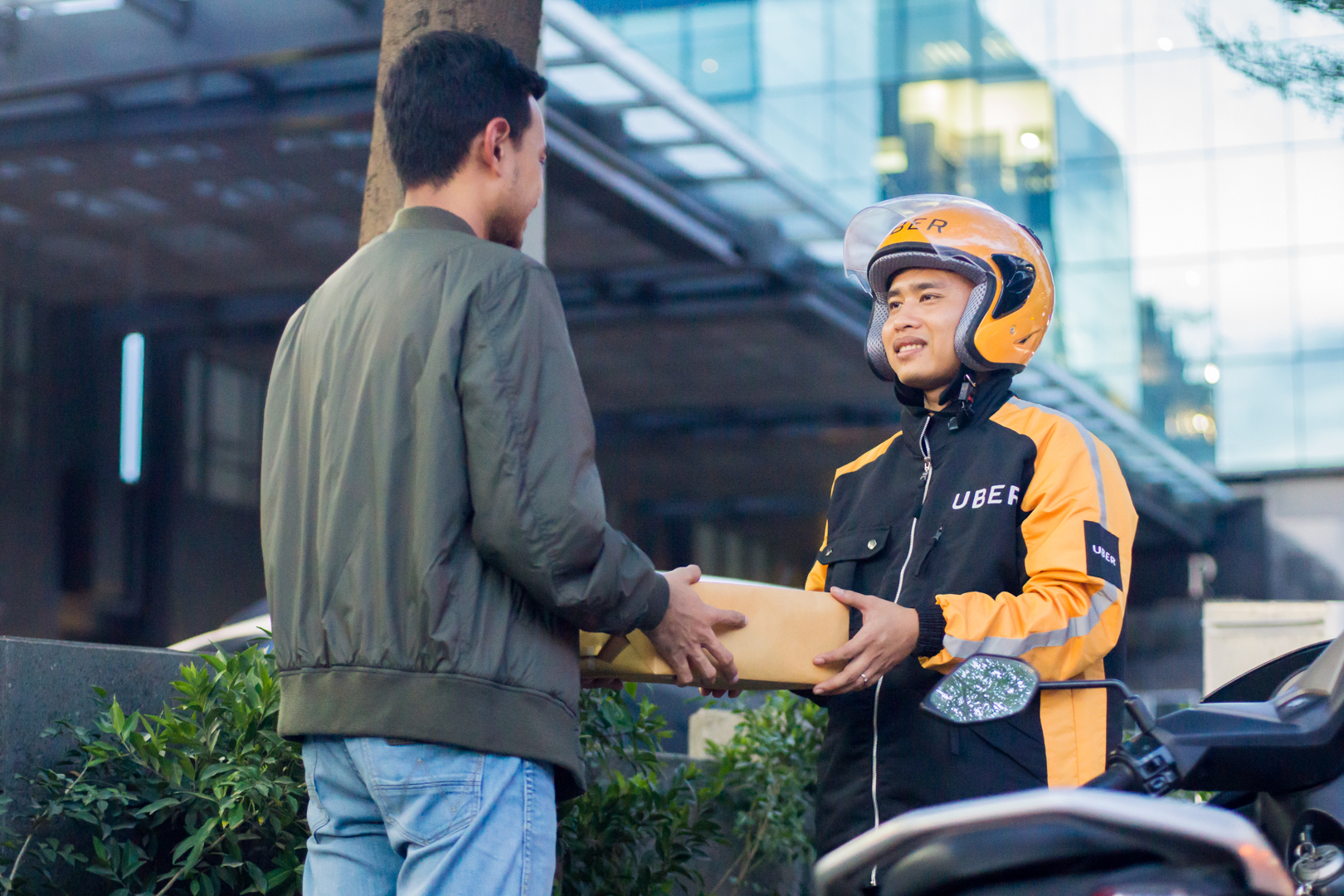 Uber Luncurkan Layanan DELIVER di Surabaya