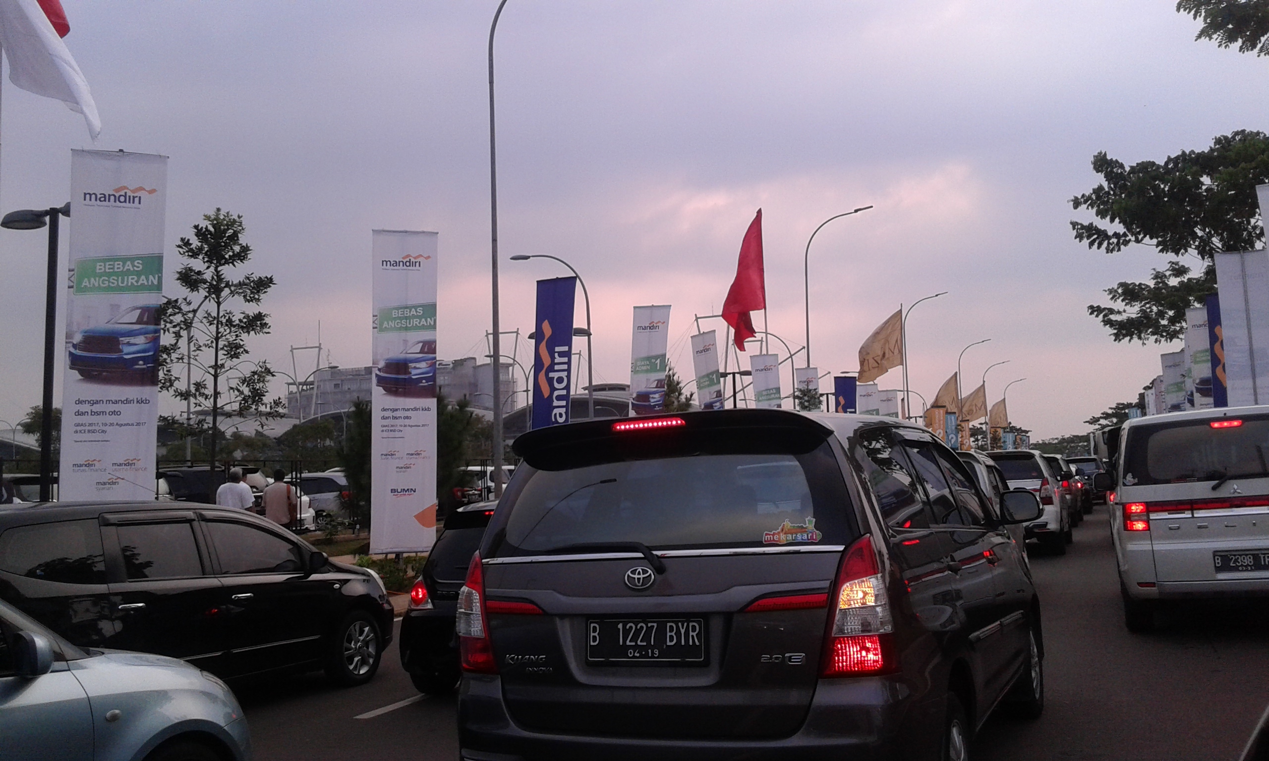 Week End Jalan Menuju GIIAS 2017 Dipadati kendaraan Pengunjung