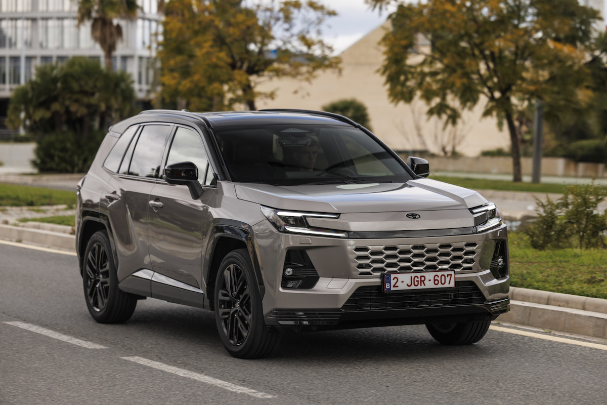 Toyota RAV4 Generasi Ke-6, Revolusi Digital Arene dan Dominasi Teknologi PHEV