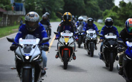 Pembalap Aldi Satya Mahendra Edukasi Balap Para Konsumen Motor Sport