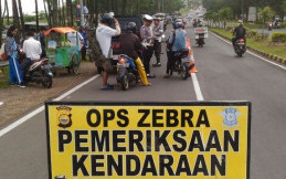 Unik! Polisi di Pontianak Berikan Hukuman Membaca Sumpah Pemuda Kepada Pelanggar Lalin