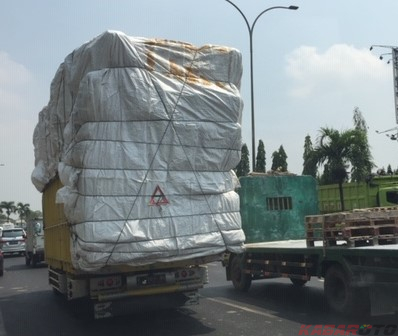 JPO Ambruk Tersenggol Muatan Truk, Arus Lalu Lintas Dialihkan