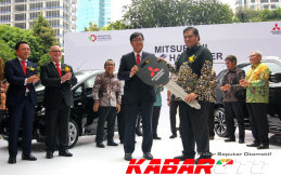 Mitsubishi Motors Serahkan 10 Unit Kendaraan Listrik Kepada Pemerintah 
