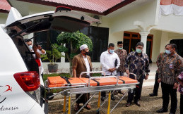 TMMIN Serahkan Toyota Kijang Innova Ambulance ke Pondok Pesantren