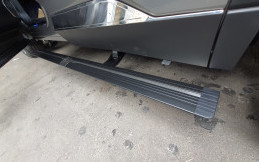 Pasang Footstep Elektrik di Mobil SUV Semakin Mewah