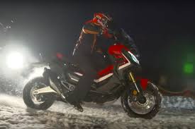 Mantap, Aksi Marcquez Kendarai Motor Matik di Salju