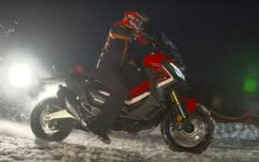 Mantap, Aksi Marcquez Kendarai Motor Matik di Salju