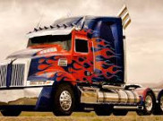 Ayah dan Anak di Rusia Modifikasi Mobil Jadi Optimus Prime