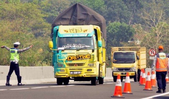 Cegah Kecelakaan, Jasa Marga Tertibkan Ratusan Truk Kelebihan Beban 