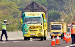 Cegah Kecelakaan, Jasa Marga Tertibkan Ratusan Truk Kelebihan Beban 