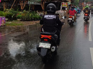 Berteduh Sembarangan Saat Hujan Jadi Kebiasaan Buruk Bikers Indonesia, Ini Kata Instruktur Safety Riding