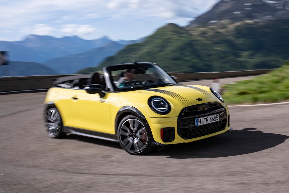 MINI JCW Convertible Hadir dalam Pilihan Warna Sunny Side Yellow