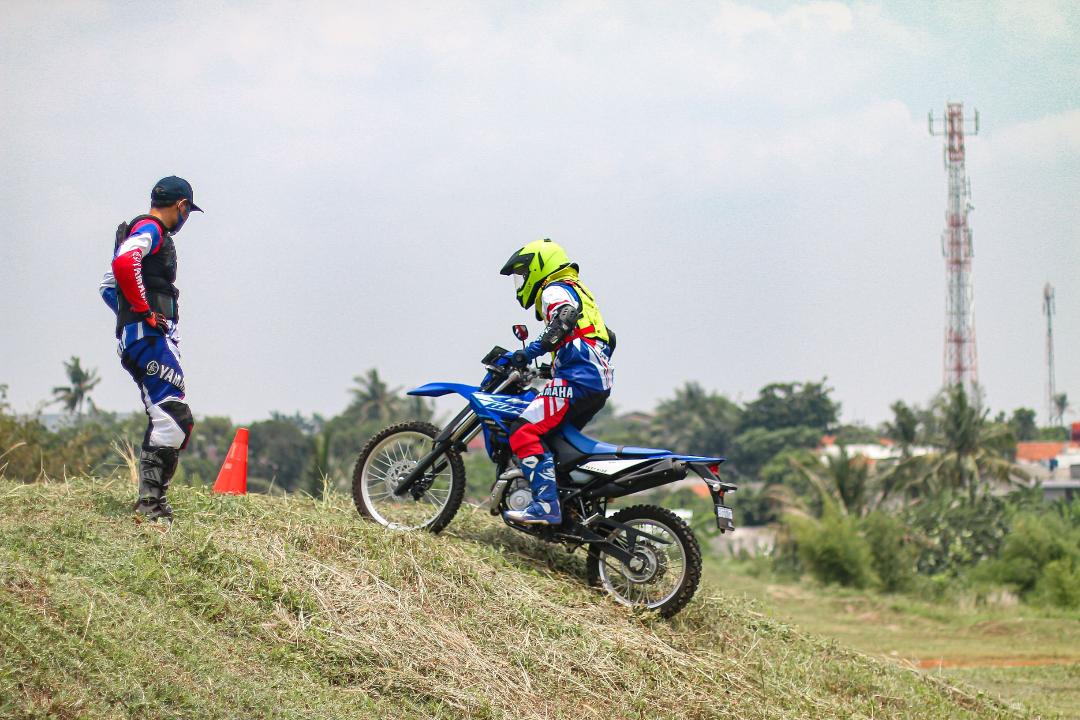 Taklukan Medan Off Road Motor Pakai Teknik Ini