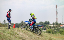 Taklukan Medan Off Road Motor Pakai Teknik Ini