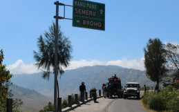 Video Klub Mobil Rusak Rumput dan Buang Sampah Sembarangan di Gunung Bromo