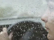 Cara Merawat Kaca Mobil Saat Hujan