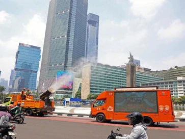Apa Peran Truk Water Mist Dalam Mengurangi Polusi dan Debu di Jalan Raya?