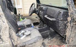 Kabin Penuh Lumpur Sehabis Off-road, Begini Tips Aman Biar Kembali Bersih