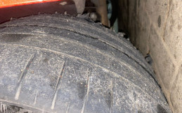 Ban Mobil Meledak Saat Rekreasi Libur Sekolah, Jangan Panik dan Ikuti Saran Pembalap Ini