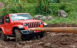 Duh! Jeep Wrangler Rp1,9 Miliar Bupati Karanganyar Kok Ditarik Ekskavator