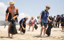 Unik, Para Pembalap MotoGP Gotong Royong Bersihkan Pantai Mandalika