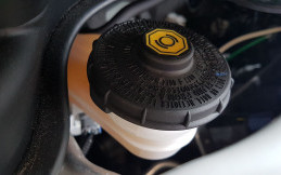 Jaga Keselamatan Berkendara Saat Tamasya Libur Sekolah, Kenali Karakter Cairan Rem