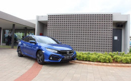 Merasakan Sensasi Mengendarai si 'Seksi' Honda Civic Hatchback RS di Perkotaan
