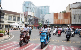 Piaggio Lanjutkan Perayaan Ulang Tahun Vespa Primavera di Kota Bandung
