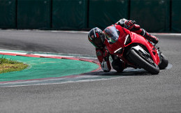 Mesin 2 Silinder Masih Jadi Pilihan Ducati di Motor Barunya