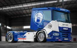 Bawa Livery Balap 1996, Intip Keandalan Truk Listrik Pengangkut Susu DAF XD Electric