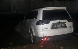 Lupa Pindahkan Transmisi, Mitsubishi Pajero Sport Terperosok ke Saluran Irigasi