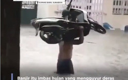 Hercules dari Jawa Timur, Gendong Yamaha Mio di Tengah Banjir